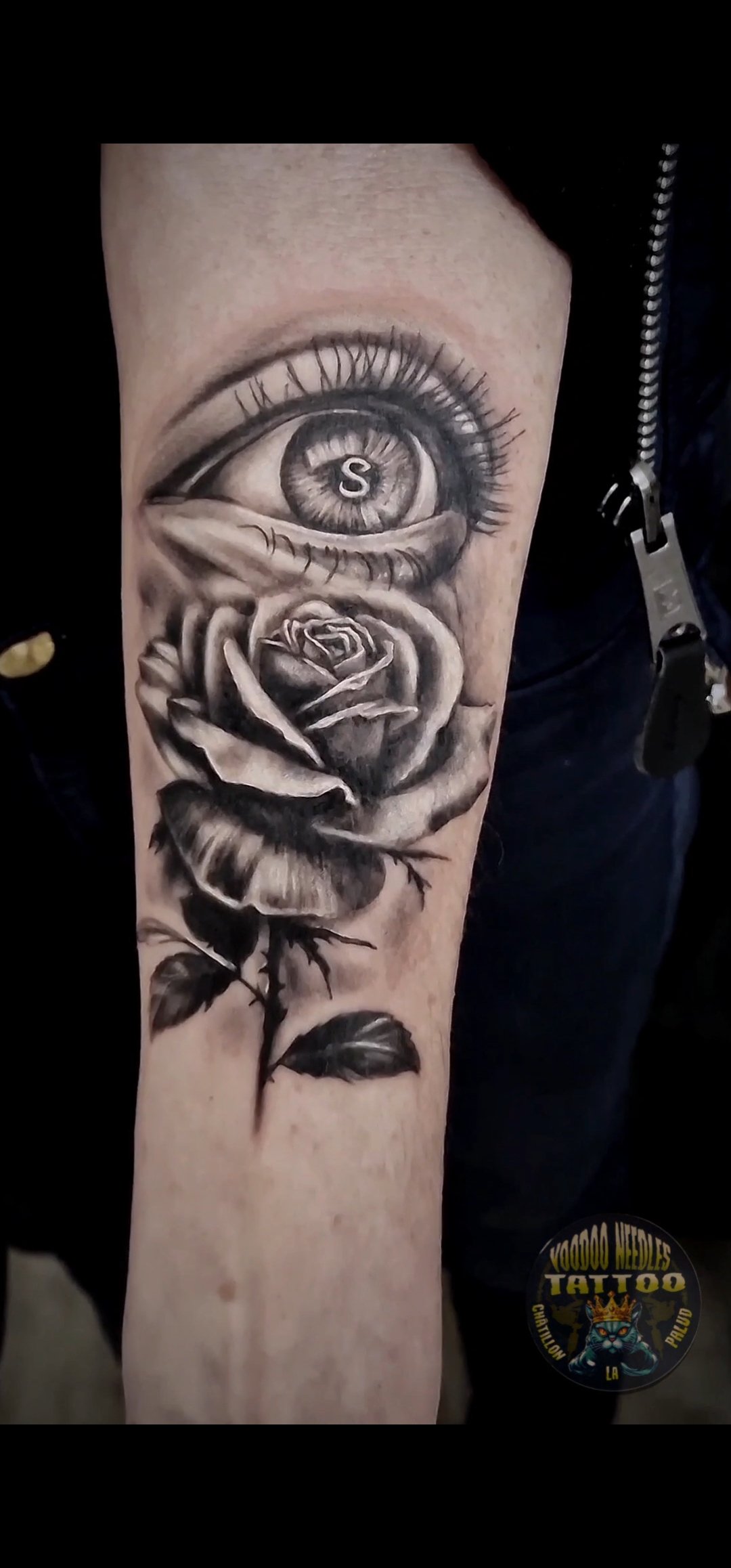 Tatouage original associant un œil réaliste à une rose.
